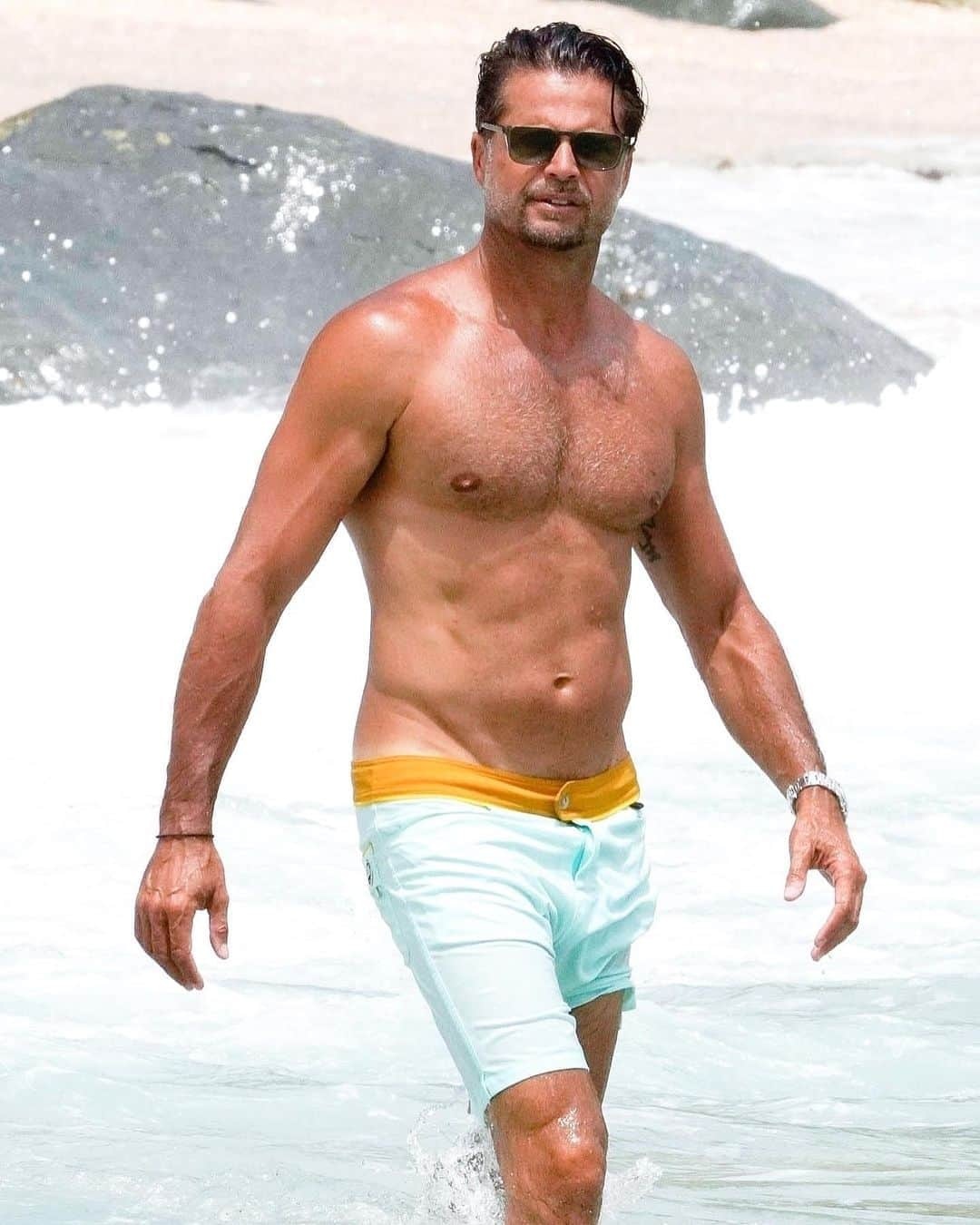 Just Jaredさんのインスタグラム写真 - (Just JaredInstagram)「“Baywatch” actor David Charvet is still looking great while going shirtless at the beach in St. Barts. Swipe to see him on the set of the beach-set series in 1993! #DavidCharvet #Baywatch Photos: Backgrid, Getty」8月11日 4時21分 - justjared