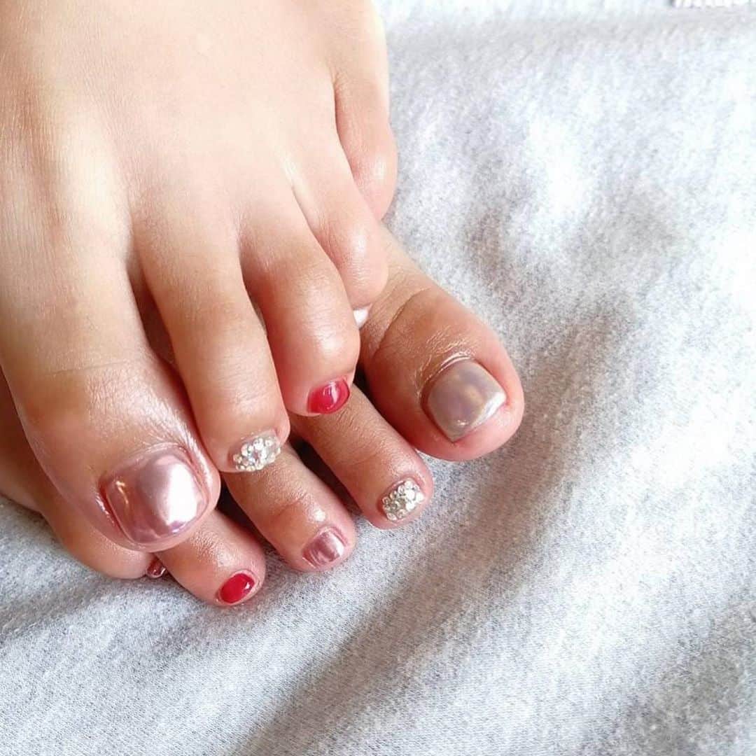 澤野井香里のインスタグラム：「北摂の自宅ネイルサロン🏠をされてる @la.meige でペディキュアを✨﻿ ﻿ ハンドに合わせたピンクグラデーション❤️﻿ ﻿ 子連れOKで、広いリビングでおもちゃも貸して遊ばせておいてくれてほんとに助かる🥺♡﻿ ﻿ Sは家と変わらず電車に夢中で、1歳半にしてメイク💄やネイル💅に興味津々なMは横でじっと見ててくれました🤣﻿ ﻿ パリコレ🇫🇷のネイリストにも選出されためぐさんのデザインはどれも可愛いくて、癒しの接客と落ち着くサロンで北摂のママ友はみんなココ通ってるなぁ〜🥰﻿ ﻿ 便利な駅前で子連れ🆗のサロンなかなかないのでママにオススメ(*^^*)✨﻿ ﻿ #ks_20✨ #ks_nail✨ #ks_beauty✨ #ks_osaka✨ #nail #大阪　#北摂　#大阪ネイル #北摂ネイル #ジェルネイル　#ネイル好きな人と繋がりたい #💅」