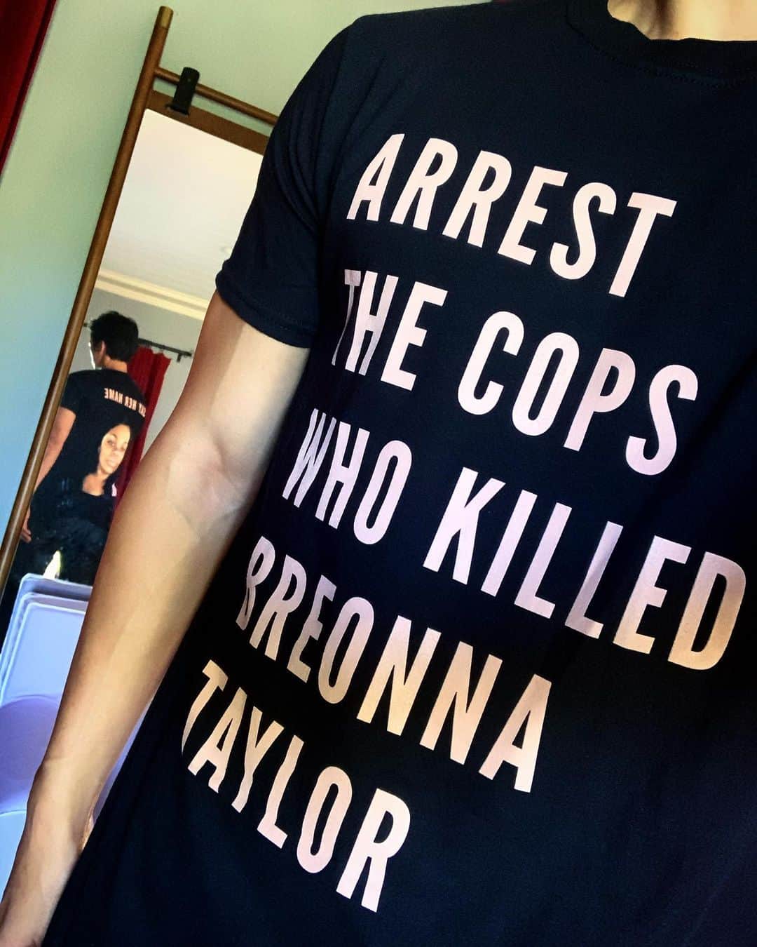 のインスタグラム：「It’s been 150 days since Breonna Taylor was murdered in her home by Jonathan Mattingly, Brett Hankison, and Myles Cosgrove—and her killers have not been charged. Too often Black women who die from police violence are forgotten. Let’s stay loud, keep demanding justice for Breonna and her family, and SAY HER NAME. Proud to stand with WNBA players in joining this campaign, created by @phenomenal in partnership with the Breonna Taylor Foundation, to which all profits from tees will be donated. (Art by @arlyn.garcia)」
