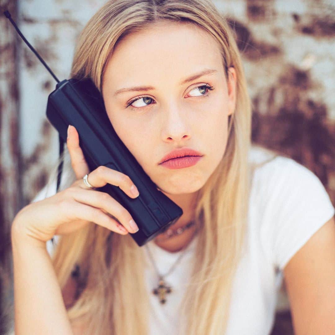 グレイシー・ドジーニーのインスタグラム：「📞」