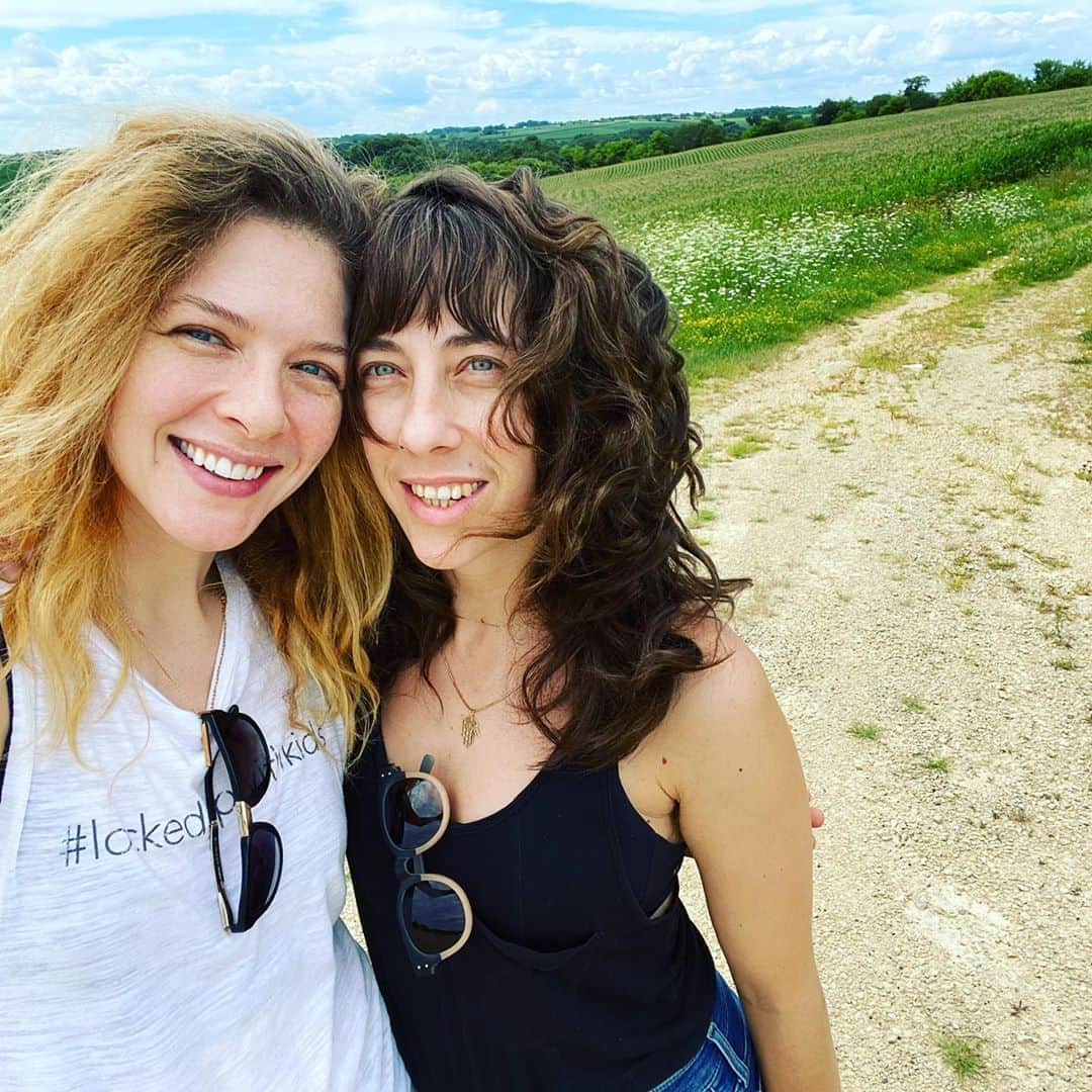 レイチェル・レフィブレのインスタグラム：「We all need SISTERS. If you are blessed with them by birthright, cherish them; if not, don’t stop until you find them. #pandemicroadtrip #sisters #stepsisters #adoption #lovemakesafamily」