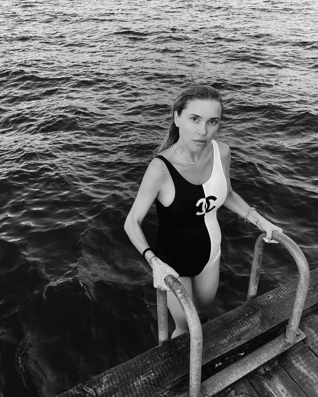 のインスタグラム：「Evening swim🌊🐬」