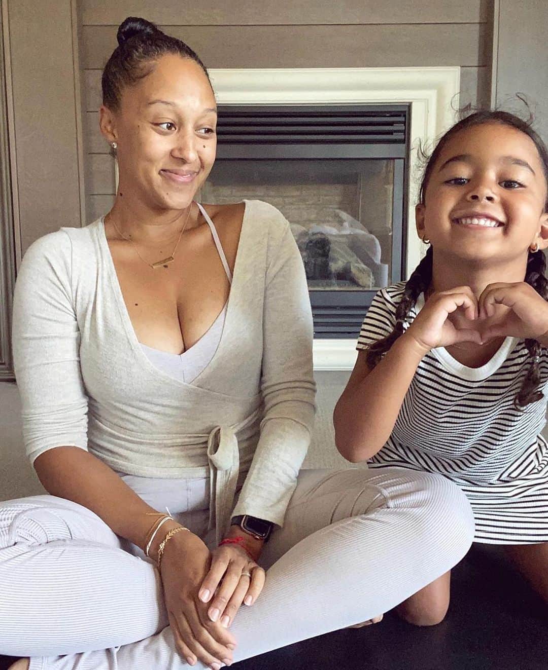 People Magazineさんのインスタグラム写真 - (People MagazineInstagram)「Strike a pose! ❤️ "Miss Ariah slowly making her way into my #workout and deciding it was more fun to have a photoshoot," Tamera Mowry wrote.  #Regram @tameramowrytwo」8月11日 4時46分 - people