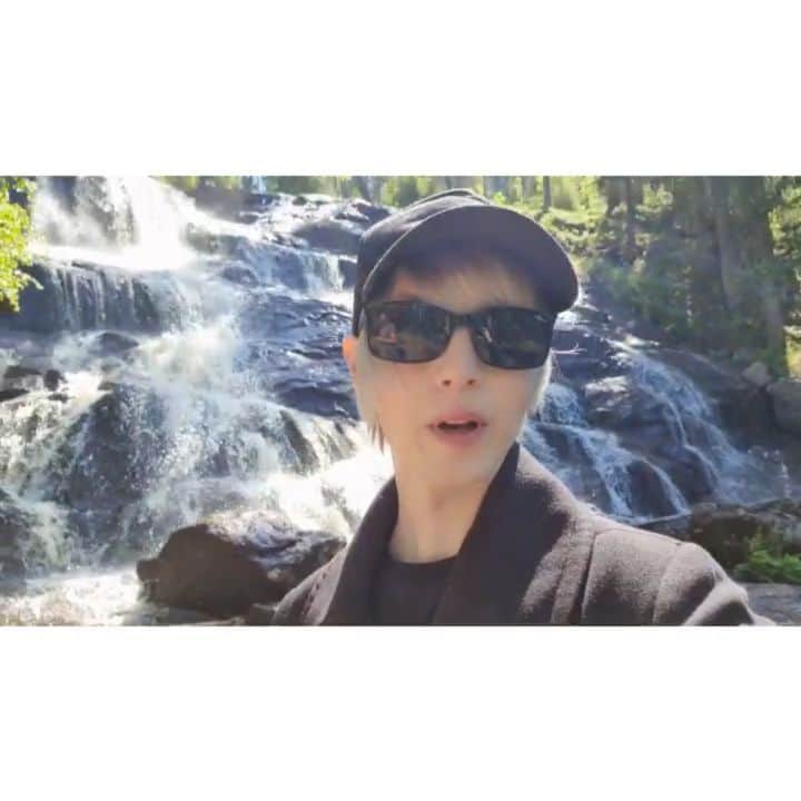 YOHIOのインスタグラム：「Hiking with my dad and my grandma earlier this summer! ☀️  (Yeah it was a bad choice wearing that jacket... But what should I do when I'm a vampire..?)」