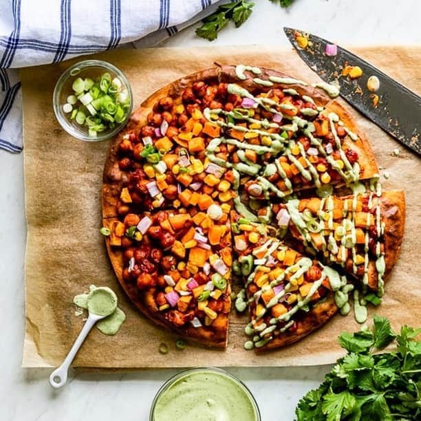 Simple Green Smoothiesさんのインスタグラム写真 - (Simple Green SmoothiesInstagram)「With over 350+ plant-based recipes 🍃, we’re answering the question “what’s for dinner?” - with delicious + healthy choices like this BRAND NEW ⁠BBQ Chickpea Pizza 🍕 with Creamy Cilantro Sauce. ⁠ ⁠ simplegreensmoothies.com/meal-planner」8月11日 5時01分 - simplegreensmoothies