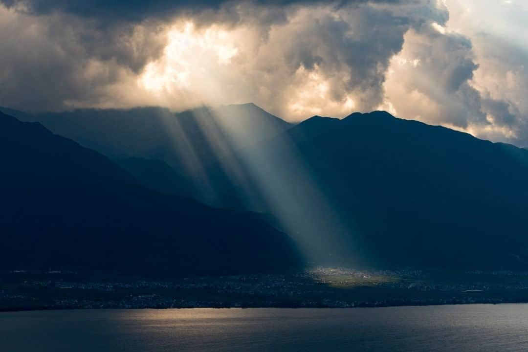 National Geographic Travelさんのインスタグラム写真 - (National Geographic TravelInstagram)「Photo by Michael Yamashita @yamashitaphoto  The sun breaks through the clouds, lighting up Erhai Lake in Yunnan, China. I first visited here while following the Mekong River for @natgeo, from source to mouth, in 1989. The lake is a major source of the mighty Mekong. Foreign journalists were not permitted in Yunnan at the time, and there were no tourists. Fishermen and farmers from the Bai minority were the only inhabitants of the small villages along its shores. Today the mild climate, clean air, and pure waters have made the lake a huge tourist mecca.  For more on the Mekong River, please follow @yamashitaphoto. #erhailake #dali #yunnan #china #mekong」8月11日 5時10分 - natgeotravel