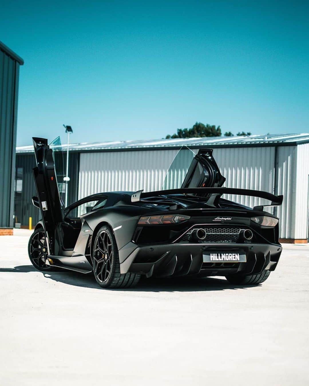 CarsWithoutLimitsさんのインスタグラム写真 - (CarsWithoutLimitsInstagram)「Satin Black #AventadorSVJ Photos @hillmoren  #carswithoutlimits #lamborghini」8月11日 5時25分 - carswithoutlimits