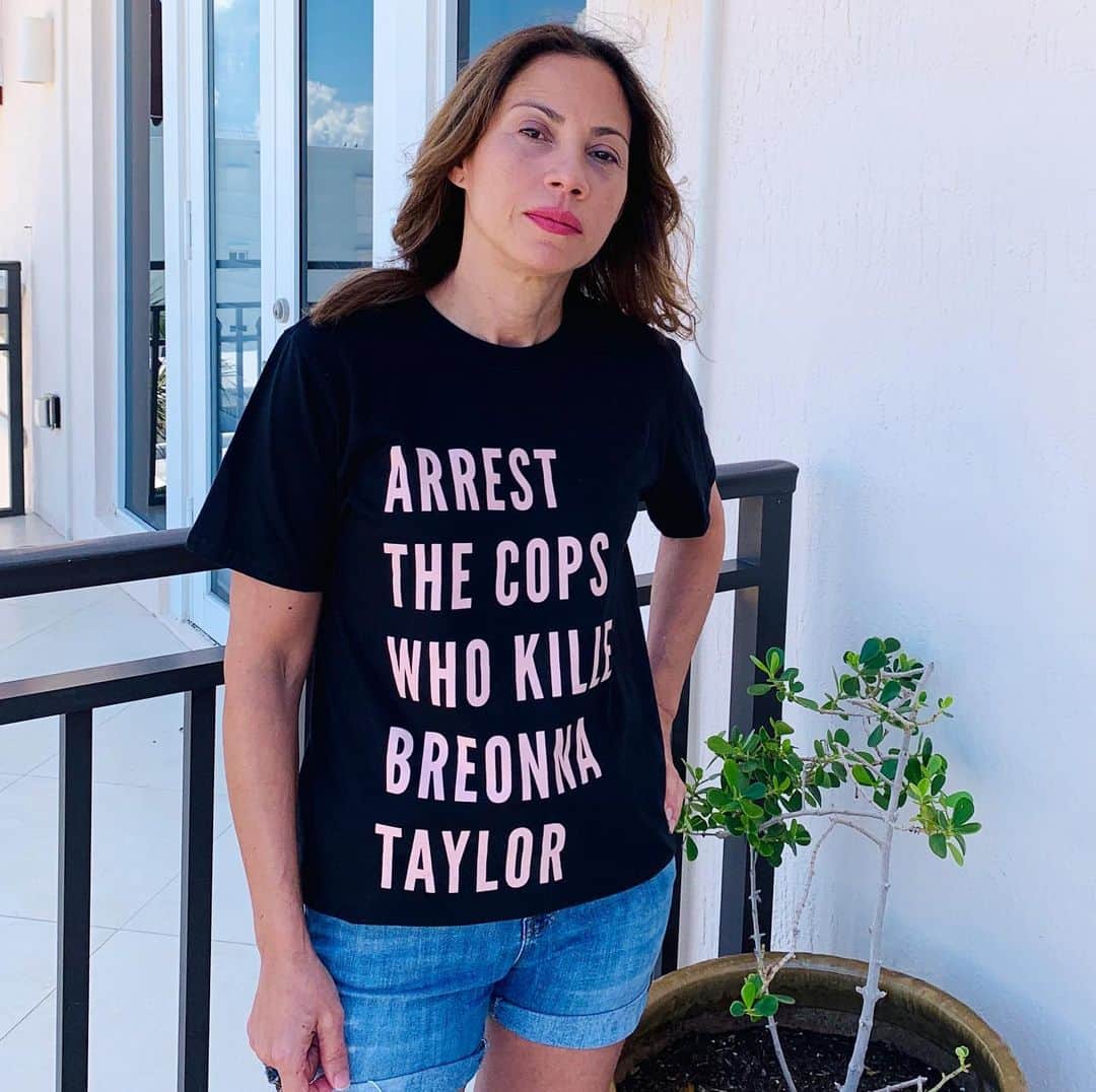 エリザベス・ロドリゲスのインスタグラム：「We haven’t forgotten... It’s been 150 days since Breonna Taylor was murdered in her home by Jonathan Mattingly, Brett Hankison, and Myles Cosgrove—and her killers have not been charged. Too often Black women who die from police violence are forgotten. Let’s stay loud, keep demanding justice for Breonna and her family, and SAY HER NAME. Proud to stand with WNBA players in joining this campaign, created by @phenomenal in partnership with the Breonna Taylor Foundation, to which all profits from tees will be donated. (Art by @arlyn.garcia) @phenomenal #breonnataylor #wnba」