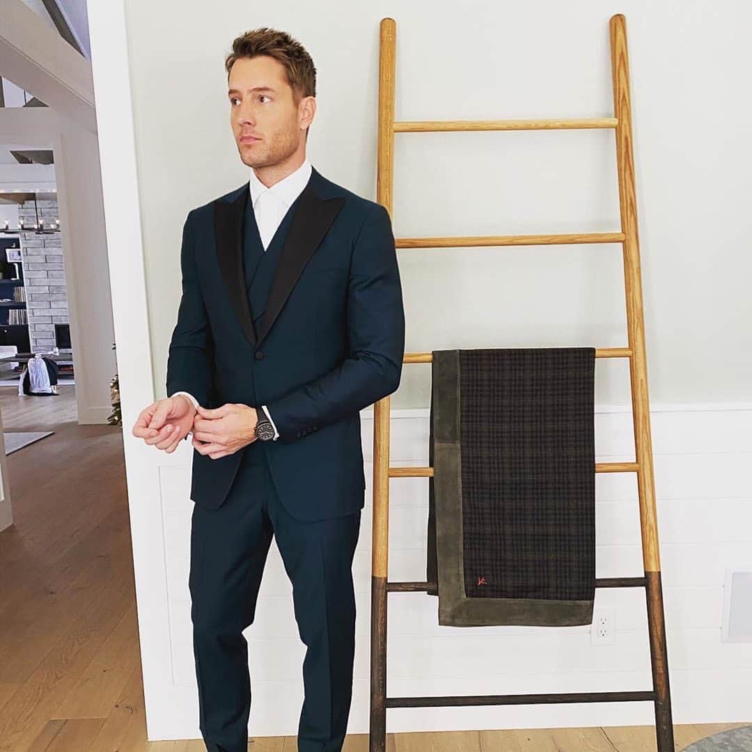 E! Onlineさんのインスタグラム写真 - (E! OnlineInstagram)「Justin Hartley and Sofia Pernas are fueling romance rumors amid his divorce with Chrishell Stause. Link in bio to see their recent social media posts that caught the attention of followers. (📷: Instagram)」8月11日 5時31分 - enews