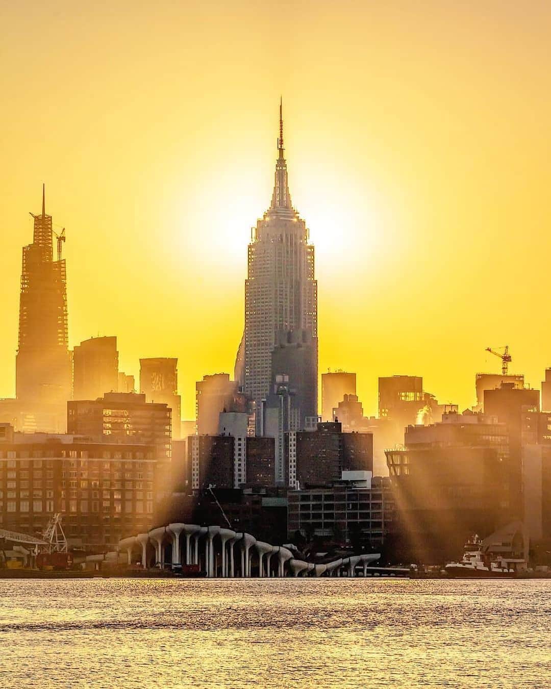 Empire State Buildingさんのインスタグラム写真 - (Empire State BuildingInstagram)「Be the source of someone’s sunshine ☀️ ⠀⠀⠀⠀⠀⠀⠀⠀⠀ 📷: @everydayimshuttering #EmpireStateBuilding」8月11日 5時43分 - empirestatebldg