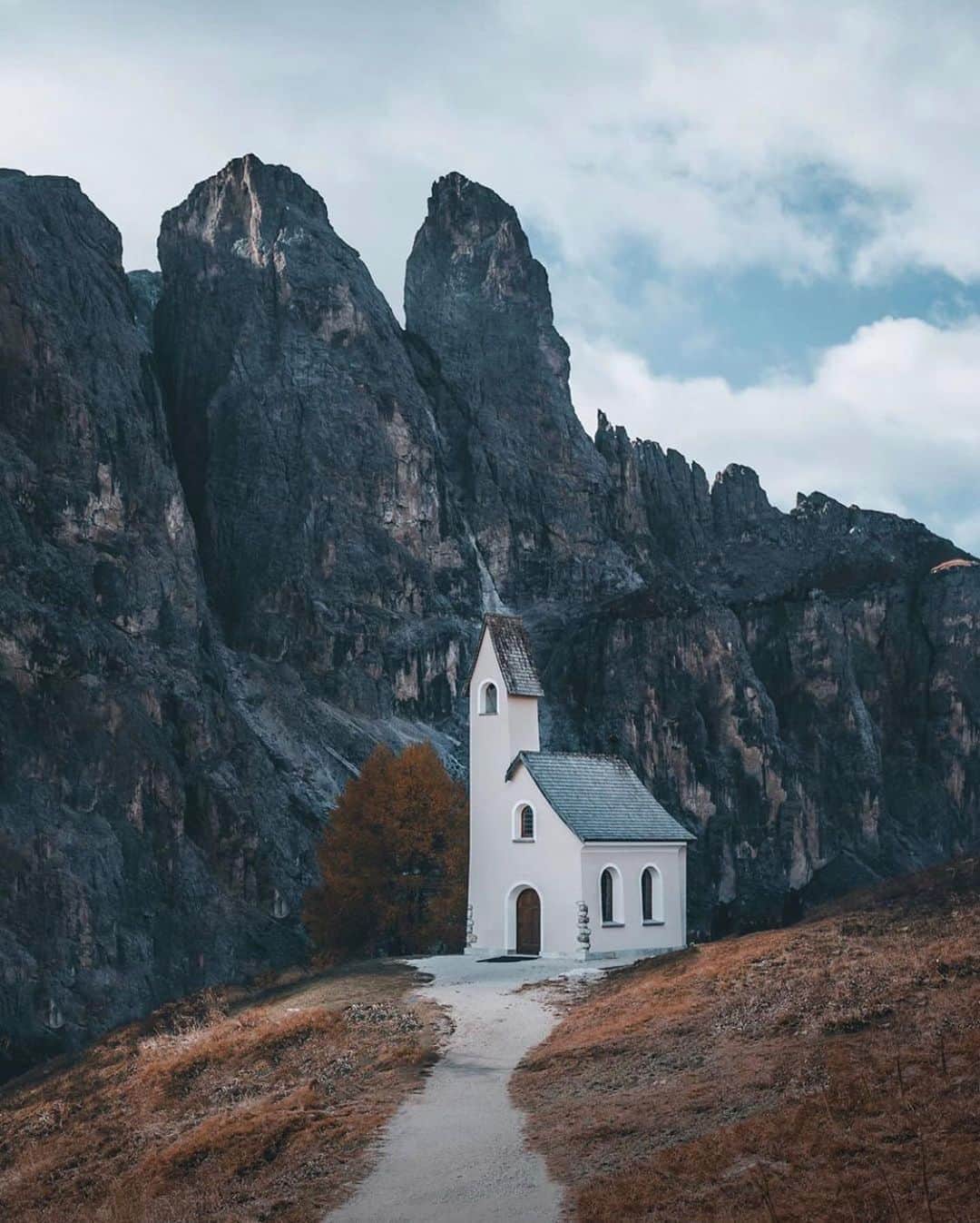 FOLKのインスタグラム：「Changing leaves and golden hours are getting me through August. What’s your favorite sign that fall is coming? Today’s favorites: 1.) @marvin_walter 2.) @dancarter 3.) @dnlpolly 4.) @rivryan_photography 5.) @robinxbenjamin 6.) @khumaix」