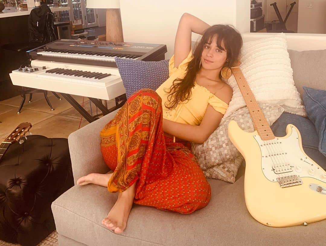 カミラ・カベロさんのインスタグラム写真 - (カミラ・カベロInstagram)「sending so much love to everyone.  been writing a lot of new music and it’s coming from a really pure place. reminding myself everyday that life is now; and not in yesterday or tomorrow. let’s be extra gentle, soft, and kind to ourselves and others today✨」8月11日 5時36分 - camila_cabello