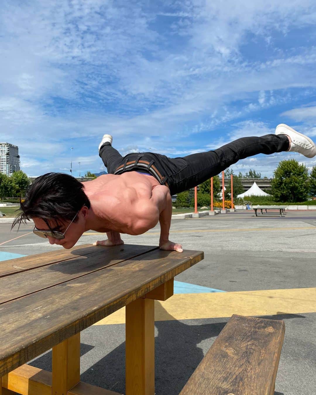 ルーディ・リンのインスタグラム：「Lockdown resolution #121: Master Flying  Week 11: 2 limbs off the ground, just 2 more to go. Half way there...err  What have y’all been mastering during lockdown?」