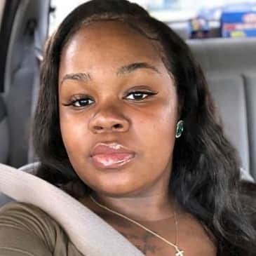 ケリー・オックスフォードのインスタグラム：「150 days later, Jonathan Mattingly, Brett Hankinson and Myles Cosgrove still walk free after killing Breonna Taylor. Please keep making the calls for Breonna, Tamika Palmer and their friends and family. I think about how this government isn’t scared of its people at all. They combat when we raise our voices and take to the streets. They ignore our calls, our mail. We can’t let this go away because they are ignoring us. If you haven’t taken action for Breonna, please do so today. Links will be in my bio and in my stories. #sayhername #breonnataylor」