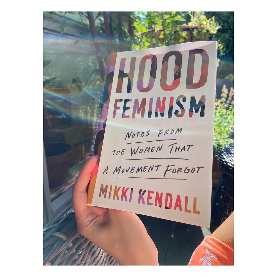 ケイティー・フィンドレーのインスタグラム：「Hi hello. Read this. Read it today, read it two weeks ago. It’s a nuanced and decisive call into intersectional feminism. @karnythia is a genius and did some work to be seriously grateful for. ⠀ EDIT: In an earlier version of this caption, I used the word “ferocious”. Then I hit a chapter that digs into the fetishization of “ferocity” and how it perpetuates mainstream feminisms neglect of the trauma, toll and massive risks involved in aggressively fighting oppression as a Black woman. MY ASS IS CHECKED READ THIS BOOK!」