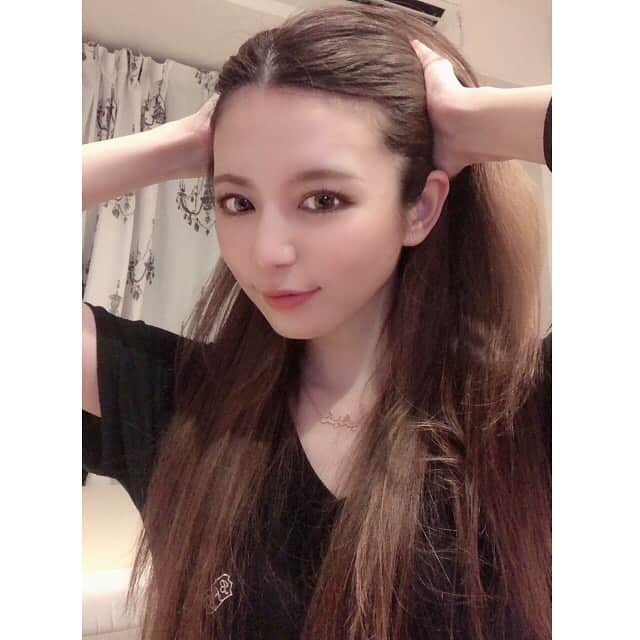栗林里莉のインスタグラム：「♡ Good morning☀️ 毎年夏になると暑すぎて髪の毛切りたくなるけどガマンガマン💦 冬になったら絶対後悔するからw やっぱりスーパーロングが好き💓 ちなみに胸下まであるよん😊 #髪ボサボサやんw #小2の時はベリーショート #高校生の時はボブ #それ以外はずっとロングヘアー #前髪パッツン時代長かったなぁ #センターわけは2年前から #センターわけマジ楽 #でもスーパーロングやから髪乾かすの正直めんどくさい #誰か乾かしてw #オシャレは我慢とよう言うたもんや #栗林里莉 #ririkuribayashi #japanese」