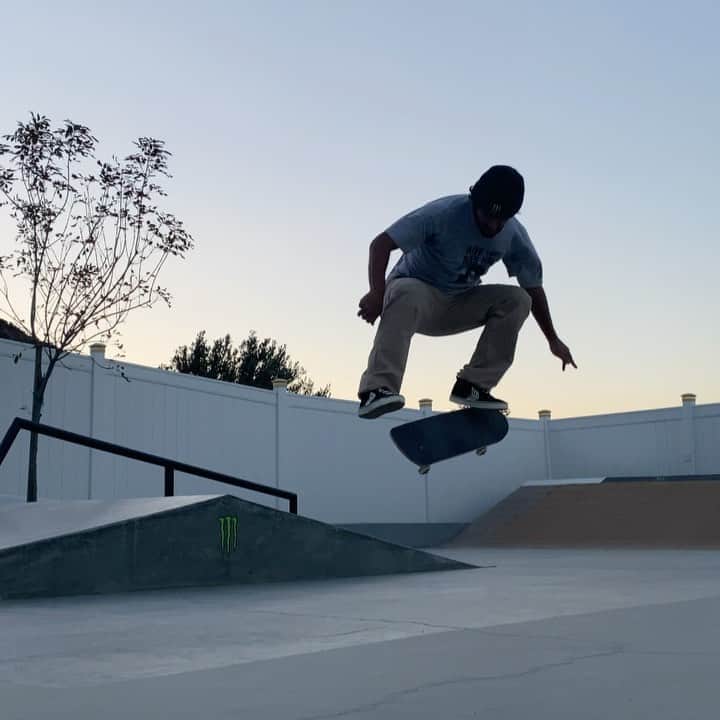 ケビン・ホーフラーのインスタグラム：「KickFlip Or HeelFlip ? Bs Flip or Fs Flip ? 🧐 #SkateBoardingIsFun Até Hoje não sei 🤷🏻‍♂️」