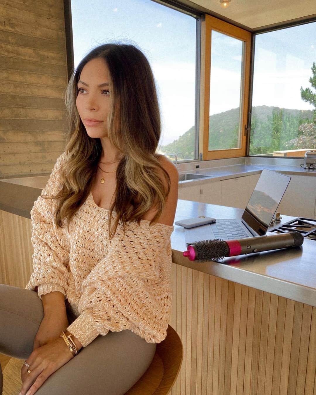 Marianna Hewittのインスタグラム：「Have I convinced you to get a @dysonhair air wrap yet? 🙋🏻‍♀️ you know I LOVE mine so much - I use it to smooth, curl or blowout my hair without extreme heat.  I use the 1.2in barrel for waves, 1.6in for a voluminous blowout and the smoothing brush for straight hair  #ad #dysonhairhealth #dysonhair」