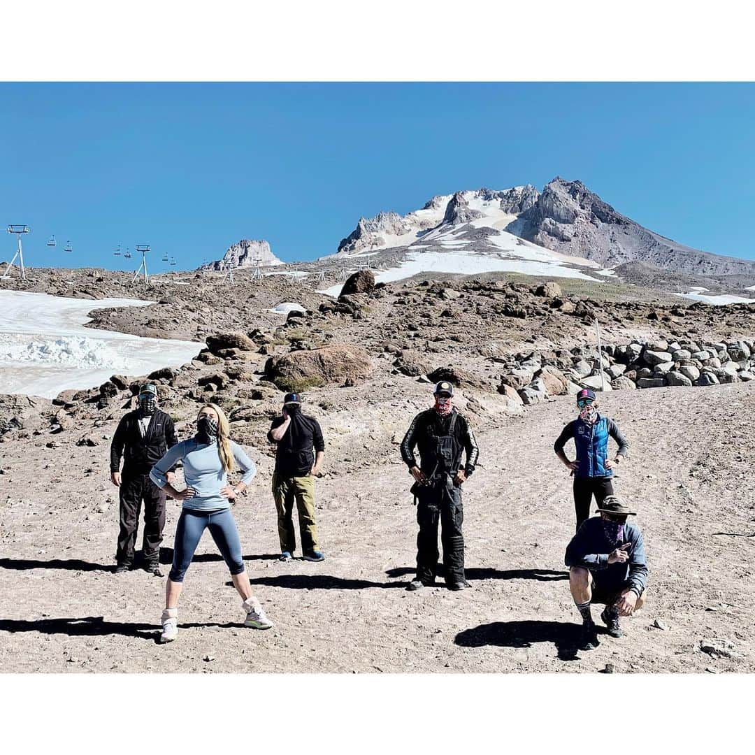 ミカエラ・シフリンさんのインスタグラム写真 - (ミカエラ・シフリンInstagram)「After so many years of traveling all over the world to find snow during the summer, it was sooo incredible to get back to the “roots” right here in the US at Mt. Hood. I have so many memories of trips to here growing up- skiing, windsurfing adventures in Hood River, Huckleberry Shakes, bee stings, early mornings, and big smiles- it all came flooding back with this camp the past few weeks. I am SO thankful we have the opportunity to ski somewhere in the US during this time, it has been keeping me smiling and motivated. 🙈🤘🤩⛷⛷⛷ Thank you @timberlinelodge for giving us a great camp!」8月11日 6時14分 - mikaelashiffrin