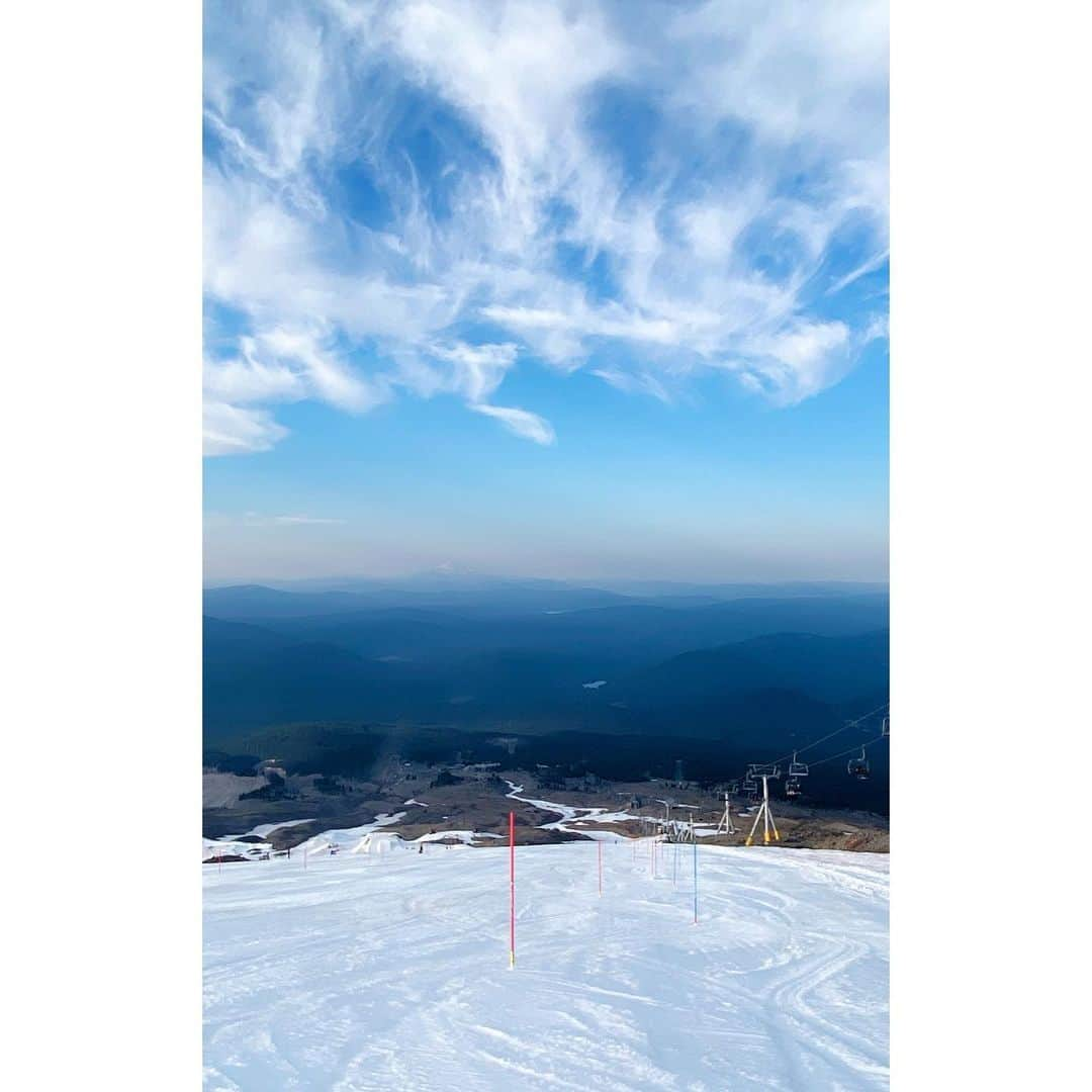 ミカエラ・シフリンさんのインスタグラム写真 - (ミカエラ・シフリンInstagram)「After so many years of traveling all over the world to find snow during the summer, it was sooo incredible to get back to the “roots” right here in the US at Mt. Hood. I have so many memories of trips to here growing up- skiing, windsurfing adventures in Hood River, Huckleberry Shakes, bee stings, early mornings, and big smiles- it all came flooding back with this camp the past few weeks. I am SO thankful we have the opportunity to ski somewhere in the US during this time, it has been keeping me smiling and motivated. 🙈🤘🤩⛷⛷⛷ Thank you @timberlinelodge for giving us a great camp!」8月11日 6時14分 - mikaelashiffrin