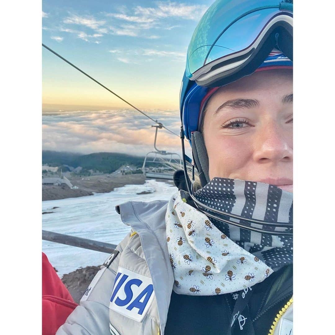 ミカエラ・シフリンのインスタグラム：「After so many years of traveling all over the world to find snow during the summer, it was sooo incredible to get back to the “roots” right here in the US at Mt. Hood. I have so many memories of trips to here growing up- skiing, windsurfing adventures in Hood River, Huckleberry Shakes, bee stings, early mornings, and big smiles- it all came flooding back with this camp the past few weeks. I am SO thankful we have the opportunity to ski somewhere in the US during this time, it has been keeping me smiling and motivated. 🙈🤘🤩⛷⛷⛷ Thank you @timberlinelodge for giving us a great camp!」