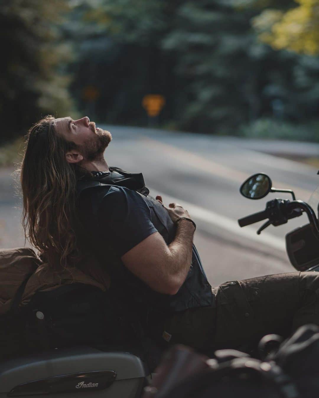 モデル、ブロック・オハーンのインスタグラム：「Traveled around 2,000 miles in 6 days. Made new friends. Saw Big Foot. Rode through a hail storm. Slept little and lived a lot. 🍂  It’s hard to explain to someone the feeling you get when riding. To me it’s my meditation. It’s a time to be fully present and it forces me to be so. It’s freedom. It’s the constant adrenaline rush and a calm peace all in one. There’s never a time I don’t enjoy it.   Thank you @indianmotorcycle and @seanmacd for hosting. This ride was incredible and in good company.」