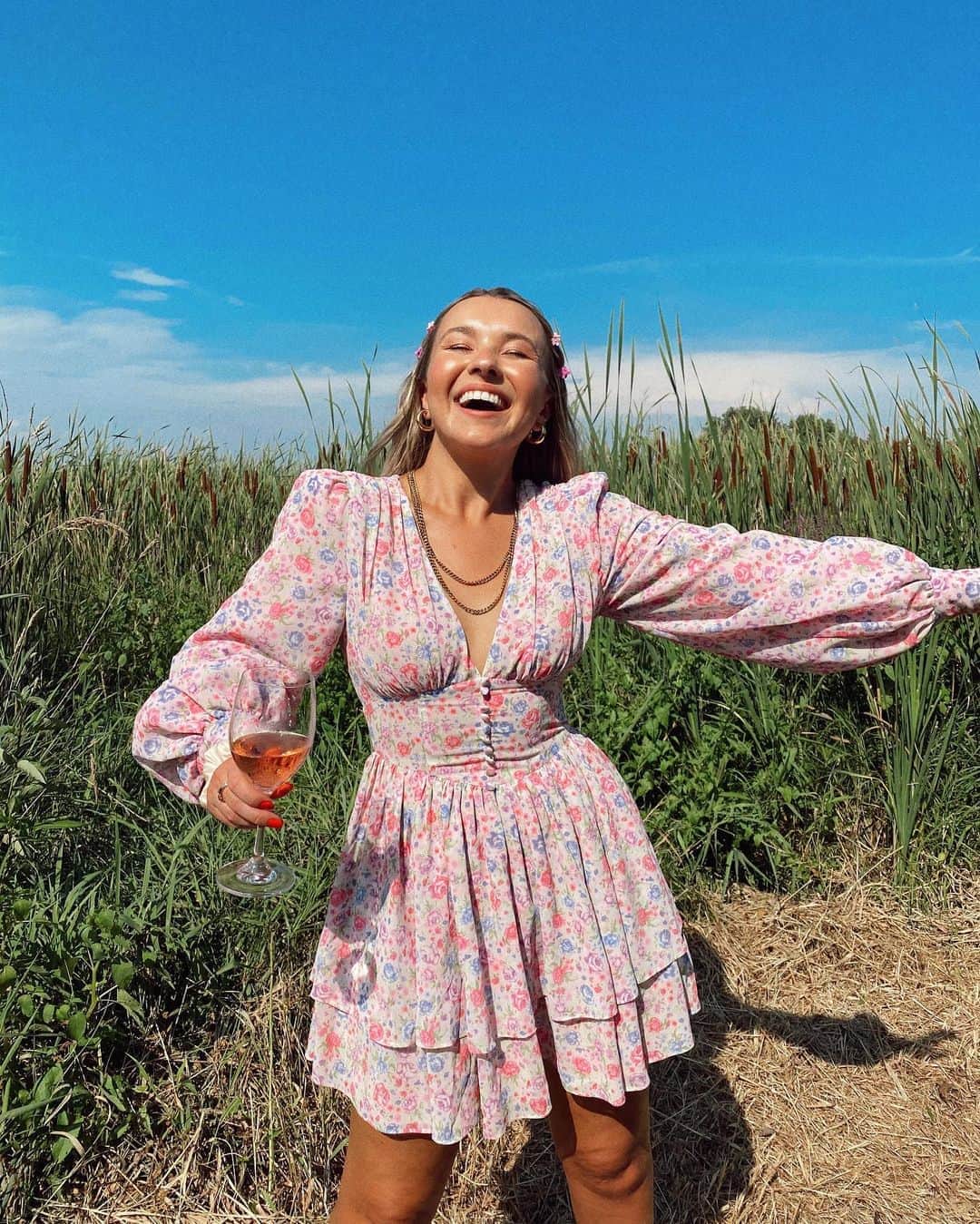 トーリ・ウェブスターのインスタグラム：「always go 🦋🌾🌻」