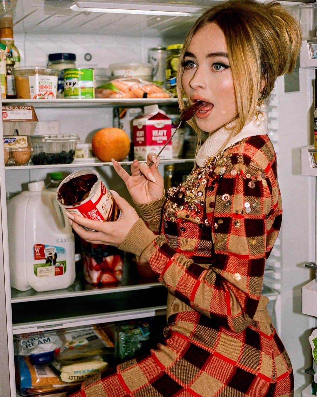 サブリナ・カーペンターのインスタグラム：「@cosmopolitan shot by @dontshakethepolaroid 🍰」