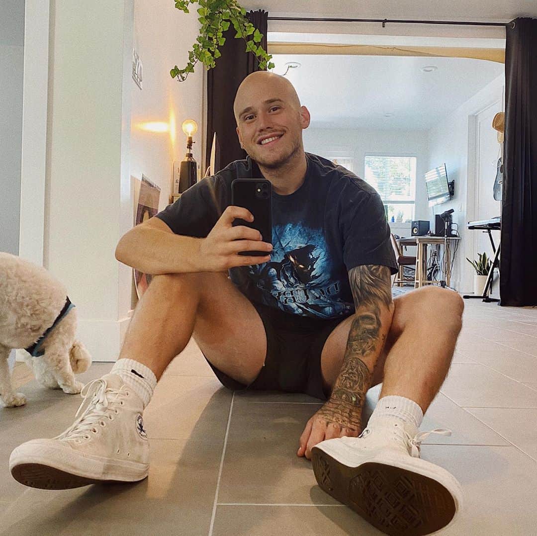 ブランドン・シェイアのインスタグラム：「I fucking miss performing... as soon as it’s safe you better believe Ima plan a tour of some kind... I need to sing for y’all face to face & meet all of the people that are helping me create a future & a career in music. It’s gonna feel so good... love you all ❤️」