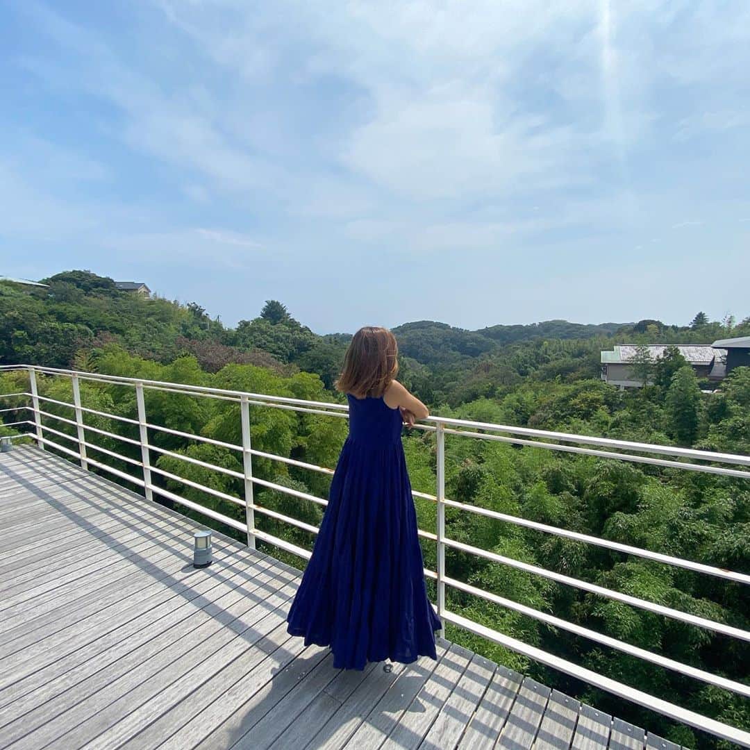 長谷川朋美さんのインスタグラム写真 - (長谷川朋美Instagram)「前から行ってみたかった#鎌倉山 にある#ルミュウ に💕 ・ 山から緑を一望できて本当素敵だったー😍 ・ この辺り、神戸の六甲山みたい✨ 雰囲気大好き❣️ ・ 3日間、ゲストご夫婦のおもてなしで一緒に色々巡り、私も旅行してるみたいな気分🌈 ・ コロナでお出かけできないけど、葉山に住んでたら毎日がリゾートです🏝 ・ #鎌倉山 #resortlife #resort #niceview #amazing #cafe」8月11日 6時42分 - hasegawa.elena.tomomi