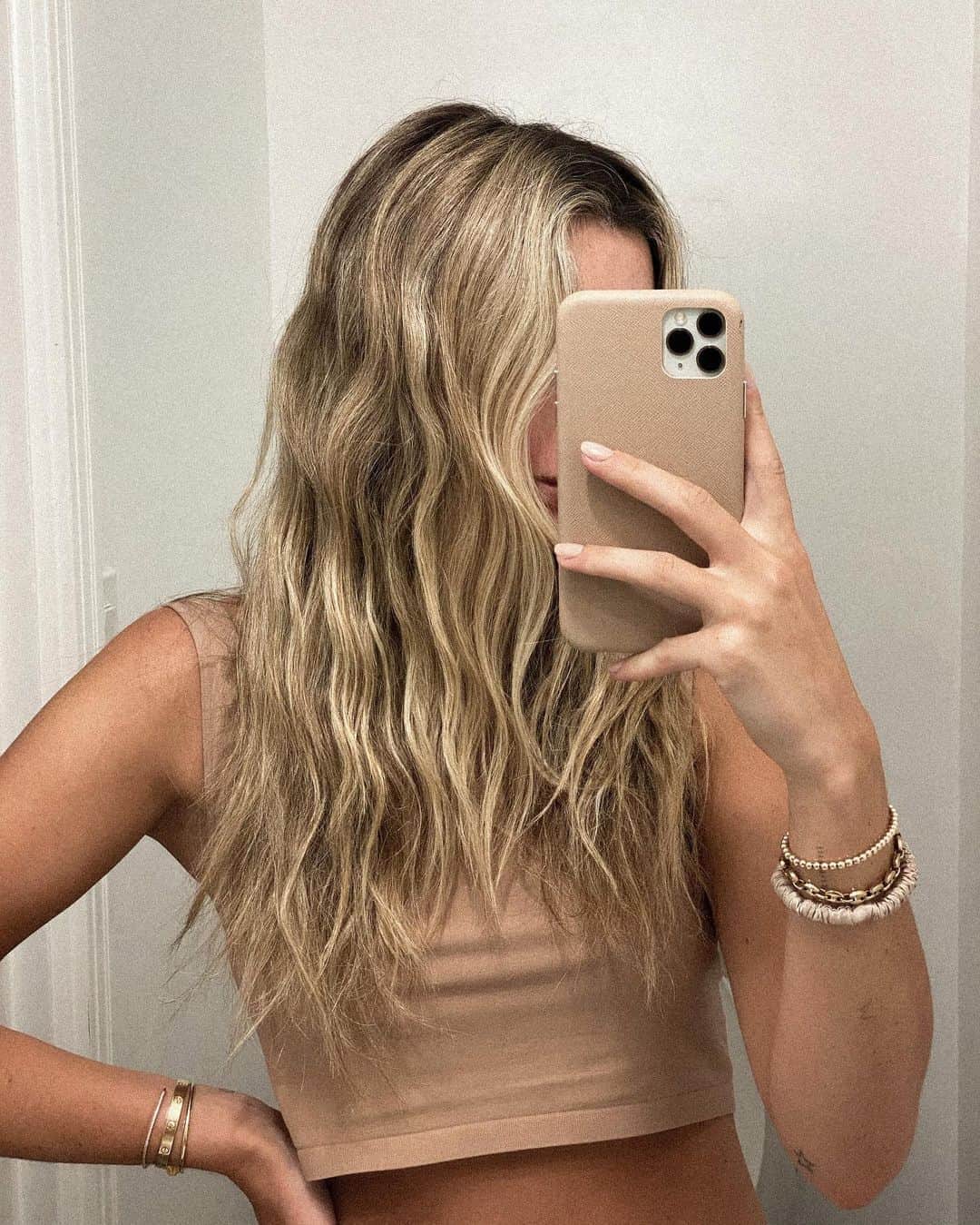 Lauren Elizabethのインスタグラム：「actually woke up like this & it’s oddly not terrifying 🦁 slicked my wet hair into a bun to film my olive oil cake & mocktail video now live on the channel - I guess I got beach waves out of it too! Linked in stories 🍋🍋🍋」