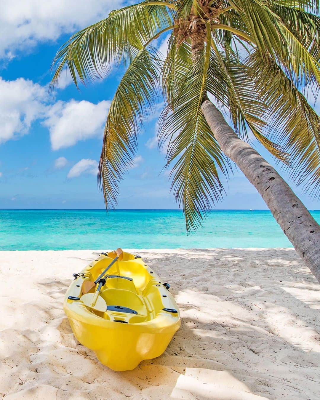 アメリカン航空のインスタグラム：「Three-day weekends were made for the beach. Luckily, there's still time to plan a quick September or October getaway.」