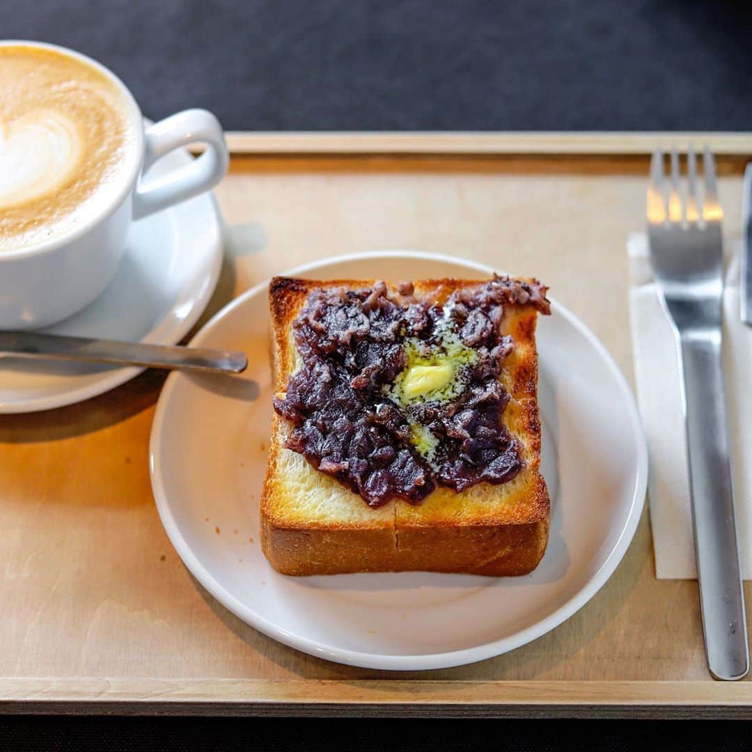 のインスタグラム：「.  .  ROCKS café @rocks.cafe  セレクトショップ内に 併設されたカフェが 併設感皆無の完成度。  堀江公園を 眺めて過ごす 朝ラテ時間のお供に あんバター☀︎  #ROCKScafé #ロックスカフェ #breakfast#osaka」