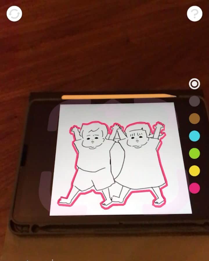 ウラクのインスタグラム：「流行りのやつです。 みんなが寝静まってから一人でずーっと遊んでました😌 夏休み中どこにもお出かけできず、エネルギーが有り余ってまさに家の中で毎日こんな感じです💃🕺  #らくがきAR #やっと成功」