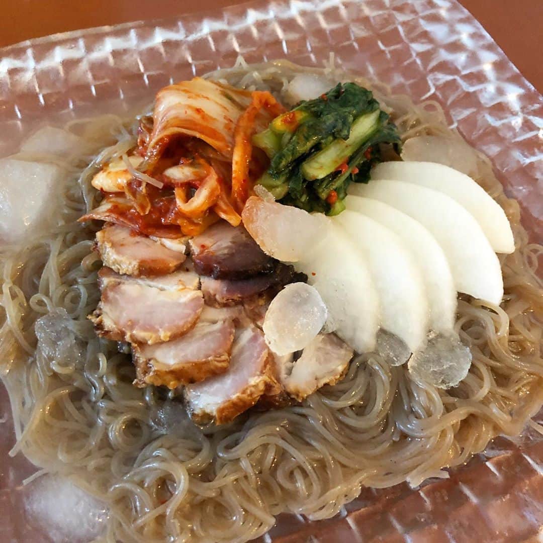 馬場典子さんのインスタグラム写真 - (馬場典子Instagram)「暑すぎて#冷麺 シャリシャリスープ計画は失敗に終わりました（笑） ガラス鉢が欲しくなりました。」8月11日 12時42分 - baba_channel