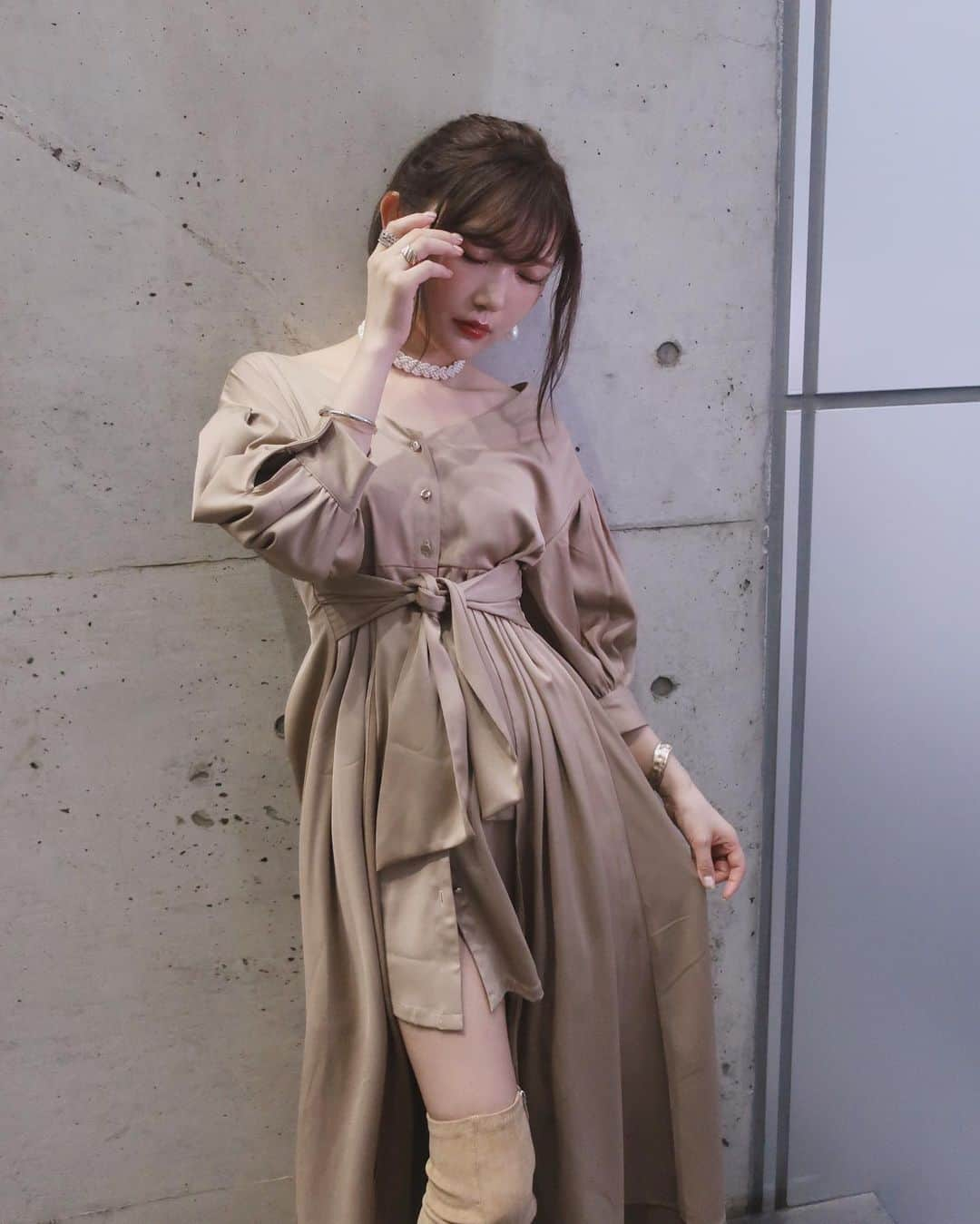 菅野結以さんのインスタグラム写真 - (菅野結以Instagram)「新作2way Docking Dress🤎﻿ ﻿ ドロップしたルーズなシルエット﻿でゆるっと華奢見え ×シャツ巻きでウエストしめて、﻿ 抜けがありつつばっちりメリハリ﻿ いちまいできまるドレス🥨﻿ ﻿ 内側はミニ、外側はロングのドッキングデザインで﻿ 愛らしさと大人っぽオーラいいとこどり﻿ 歩くたびちらり脚のぞいて、ほどよくセクシー﻿ ﻿ 前をあければガウンにもなる2wayだよ﻿ 生地もボタンも、こだわりポイント書きだすと﻿ どこまでも長くなってしまうから詳しくはIGTVみて☺︎﻿ ﻿ 受注期間は16日まで✔︎﻿ ﻿ @crayme_official 2020-2021 ﻿ A/W collection＂ECHOLE＂season1 .﻿ ・web先行受注 受付中・﻿ https://shop.crayme.com/﻿ ﻿ #crayme #ECHOLE #aw #onepiece #beige #check」8月11日 12時42分 - yui_kanno