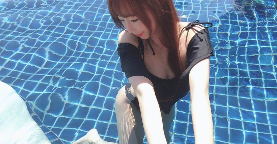 のインスタグラム：「暑い日のプールは最高だねっ☀️👙🚿  #swimwear #bikini #bikinigirl #girlsswimwear #swimmingpool #pool #japan #japanesegirl #夏日 #インスタグラビア #sakachikumi #坂地久美」