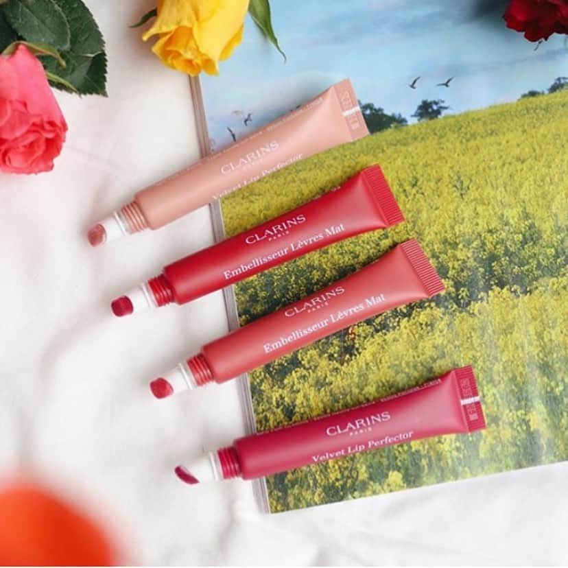 CLARINSさんのインスタグラム写真 - (CLARINSInstagram)「***NEW*** Velvet Lip Perfectors 😘 Our bestselling Natural Lip Perfectors now come in a creamy matte finish! 🌹01 velvet nude 🌹02 velvet rosewood 🌹03 velvet red 🌹04 velvet raspberry  Liquid lipstick with a velvety-matte mousse texture that delivers a highly-pigmented, creamy finish with soft blur-effect. Formulated with Shea Butter to leave lips feeling hydrated and petal soft.  #makeup #clarinsmakeup #makeupheroes repost: @stylemecurvy」8月11日 7時15分 - clarinsusa