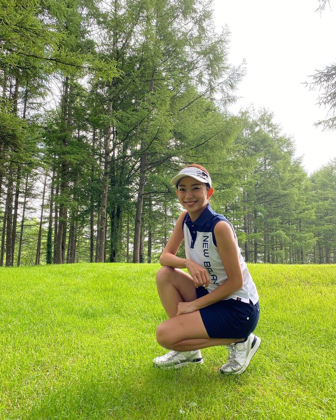 のインスタグラム：「. 緑に映えるネイビーカラー💙 @newbalancegolf_japan  . 体育会系出身なのでやっぱりゴルフもスポーティー系が好き❤️ . 私のお気に入りコーデの一つです😊 . . . #ゴルフ#golf#⛳️#ゴルフ女子#ゴルフ好き#ゴルフウエア#ゴルフコーデ#ゴルフスイング#골프 #골프웨어 #골프스윙 #여행 #해외여행 #골프스타그램 #골프중독 #와인 #소주 #좋은시간  #ニューバランス#ニューバランスゴルフ#newbalance#newbalancegolf」