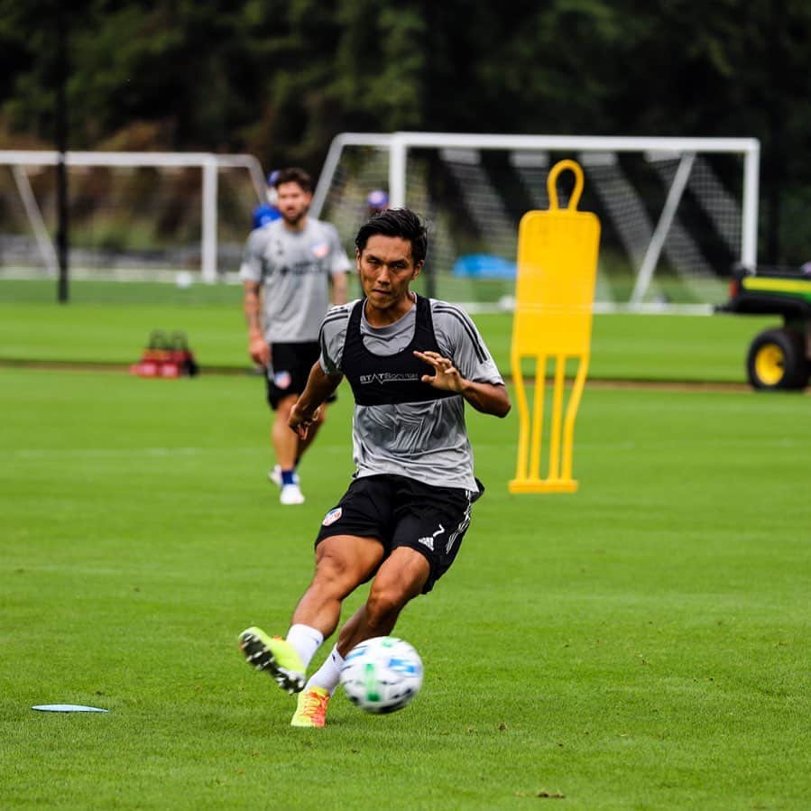 久保裕也のインスタグラム：「Back to the training at the MHTC✌️⚽️」