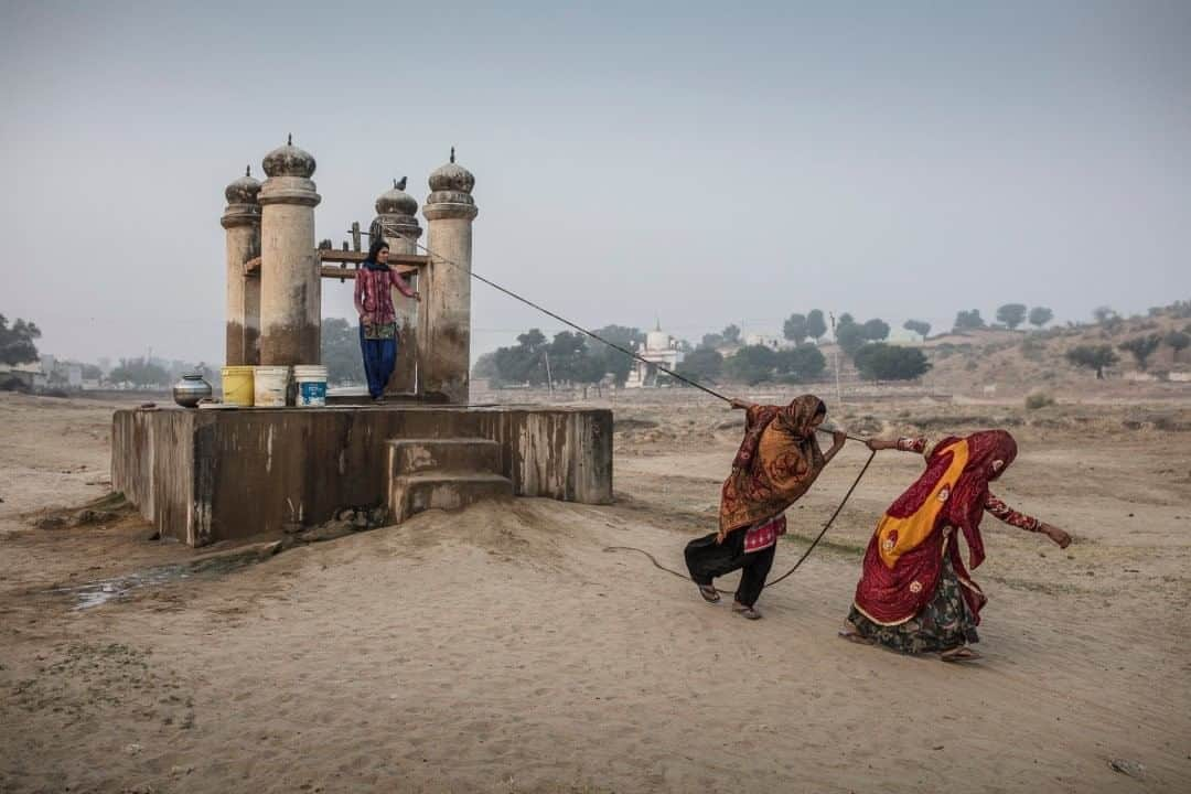 ナショナルジオグラフィックさんのインスタグラム写真 - (ナショナルジオグラフィックInstagram)「Photo by @johnstanmeyer  Women strain to haul precious water from a well in Dongra, in the desert state of Rajasthan, in India. Wells such as this replaced ancient stepped structures, where women had to walk down hundreds of stairs to reach available underground water. In Dongra village, the wells are nearly depleted. The image is from my latest story in @natgeo magazine, "India: There’s Water Everywhere, and Nowhere," in the August issue, now on newsstands worldwide. @outofedenwalk #walkingindia #edenwalk #india #rajasthan #dongra  Check out Nat Geo's link in bio for more on this story.」8月11日 7時36分 - natgeo