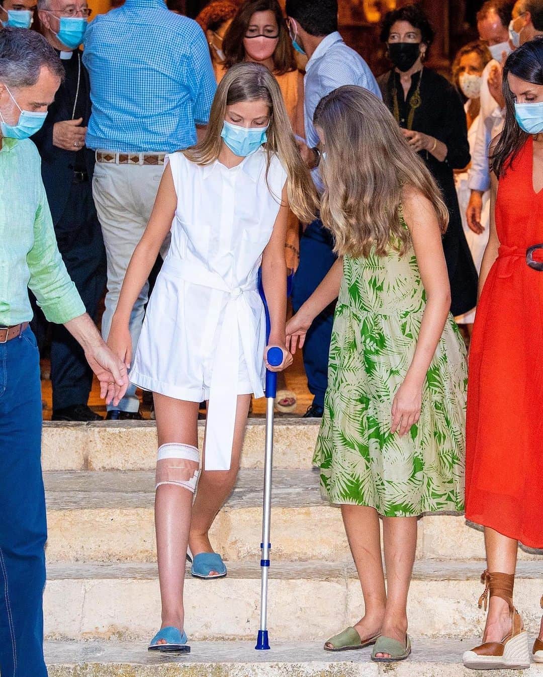Just Jaredさんのインスタグラム写真 - (Just JaredInstagram)「The royal family of Spain wore masks during a public appearance today and 13-year-old Princess Sofía walked with a crutch after a recent injury. Tap this photo at the LINK IN BIO for more details and tons of photos. #PrincessSofia #PrincessLeonor #KingFelipe #QueenLetizia #SpanishRoyalFamily  Photos: Backgrid」8月11日 7時40分 - justjared