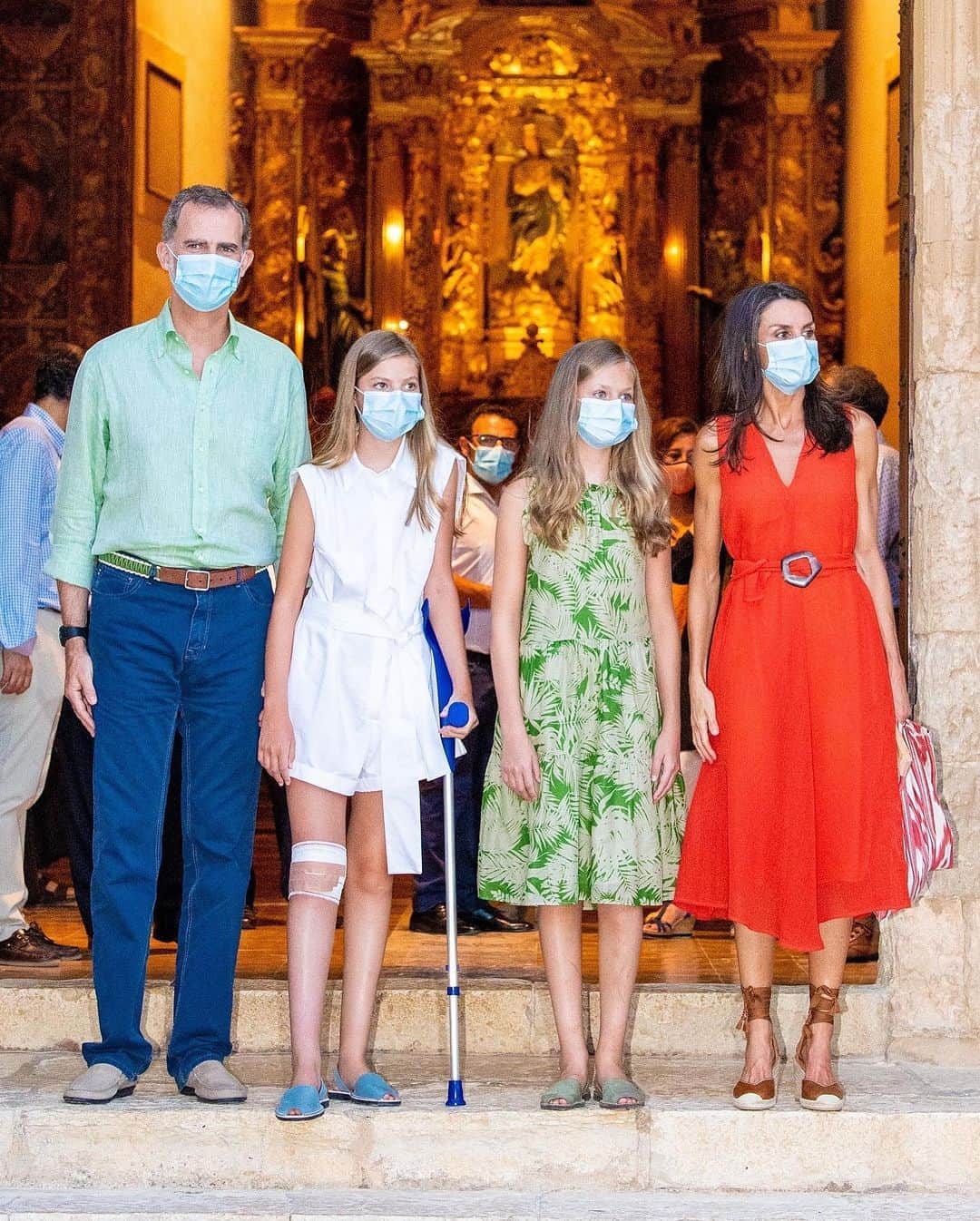 Just Jaredさんのインスタグラム写真 - (Just JaredInstagram)「The royal family of Spain wore masks during a public appearance today and 13-year-old Princess Sofía walked with a crutch after a recent injury. Tap this photo at the LINK IN BIO for more details and tons of photos. #PrincessSofia #PrincessLeonor #KingFelipe #QueenLetizia #SpanishRoyalFamily  Photos: Backgrid」8月11日 7時40分 - justjared