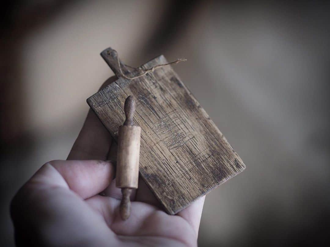 kiyomiさんのインスタグラム写真 - (kiyomiInstagram)「❤︎ ・ original  handmade miniatur  size  1/6 . 目覚めの作業。 ． アンティーク風 カッティングボード。 痩せた木の雰囲気が出せたら 良いな、と 塗装してみました。  サイズ1/6 . ． . ． . ・ ・ ・ ・  #ミニチュア #miniature #フレンチ  #Woodburningstove #小さいもの#doolhouse#ドールハウス #antique  #garden  #Frenchdecor#green #カントリー#アンティーク風#薪ストーブ #ホウロウ#アンティーク  #キッチンストーブ #フレンチ雑貨  #ホウロウ#frenchdecor  #antique#kitchen#キッチン雑貨 #アンティークキッチン#kitchen#カッティングボード」8月11日 7時54分 - chiisanashiawase2015