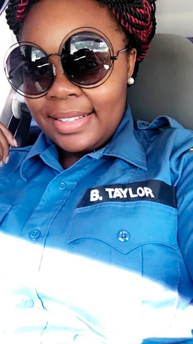 オプラ・ウィンフリーのインスタグラム：「The last time I spoke to Breonna Taylor’s mom, Tamika Palmer, she was having a particularly bad day dealing with the loss of her daughter. She told me, “I can’t stop seeing her face. Her smile. It’s what I miss most about her…I’m still waiting for her to come through the door.” Everybody who’s lost a loved one knows that feeling.   For every mother and father whose child is out in the world right now, imagine getting a call in the middle of the night that your daughter has been shot in her apartment. And then you find out the people who killed her were police officers who should never have been there in the first place. What would you want to happen now? Would you be content to hear five months later “there’s an investigation”? And that no one has been held accountable for shooting your innocent daughter multiple times and letting her life bleed out?   If not for the coronavirus, I’d be out in the streets marching with the Black Lives Matter protesters. These 26 billboards, one for every year of Breonna’s life, are my offering. My form of protest. We cannot be silent. We have to use whatever megaphone we have to cry for justice.  @oprahmagazine」