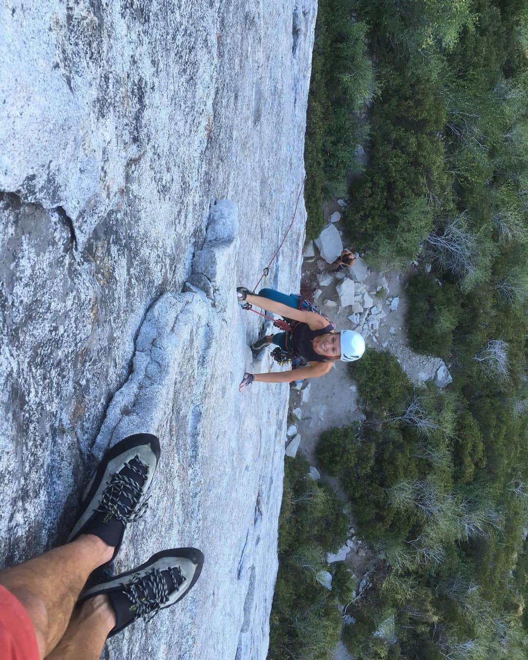 アレックス・オノルドのインスタグラム：「Today I went scrambling at Lover’s Leap for the first time in quite a while. It’s always a pleasure to revisit the Leap since it’s where I did all my first solos many years ago.   I’m turning 35 next week (whoa!) and I’ve been considering doing a birthday challenge of some kind. When I turned 29 I was in Squamish and did 290 pitches in a day - I’ve been toying with the idea of trying to do 350 in a day at the Leap. Possibly as some kind of climb-a-thon fundraiser for the @honnoldfoundation or something. So today was a bit of a scout to see if it’s feasible. I went up and down most of the routes on the East Wall and felt like I was climbing well but I think the pitches are just too long and physical to climb fast enough, plus 350 would require climbing every route at the Leap multiple times. But I really enjoyed the climbing, and I enjoyed passing @sannimccandless and @courtsanford multiple times as they enjoyed Bear’s Reach and Hogsback. Maybe the real lesson is that as I turn 35 I’m more content with a great morning of scrambling and good company... But I’m still open to good birthday challenge ideas...」