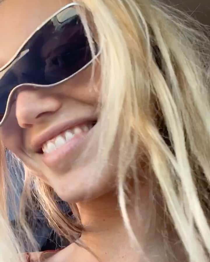 ケイリン・ルッソのインスタグラム：「Don’t mind me. Jus dropping some heat on Friday」