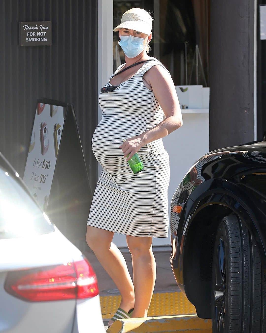Just Jaredさんのインスタグラム写真 - (Just JaredInstagram)「@katyperry was spotted running an errand over the weekend and she put her growing baby bump on display during the outing  #KatyPerry Photos: Backgrid」8月11日 8時00分 - justjared