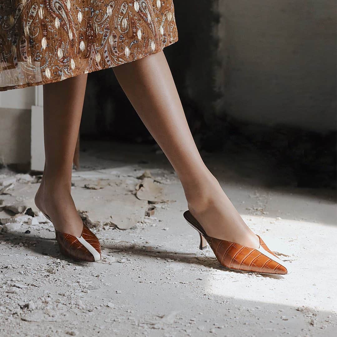 サムエデルマンのインスタグラム：「The TEV Slip-on Kitten Heel. Now available at samedelman.com  #SamEdelman #FORCESOFNATURE #PreFall2020」