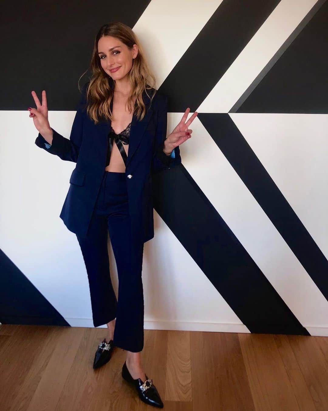 オリヴィア・パレルモのインスタグラム：「Back on set for the first time in six months!!! Things look a little different these days but happy to get the creative juices flowing. As always, it’s still all about the details like this #LaceLook. Great for a suit and bralette (but not a 😷)!」